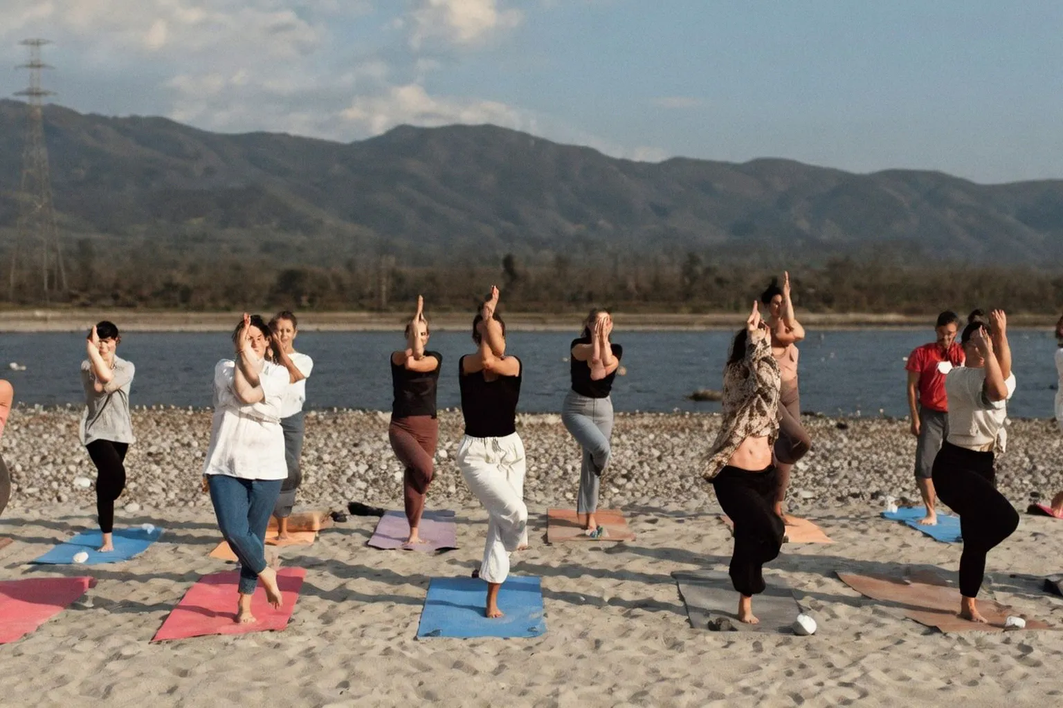 Devenir professeur de yoga : décryptage de la double certification en ligne de SUM Yoga