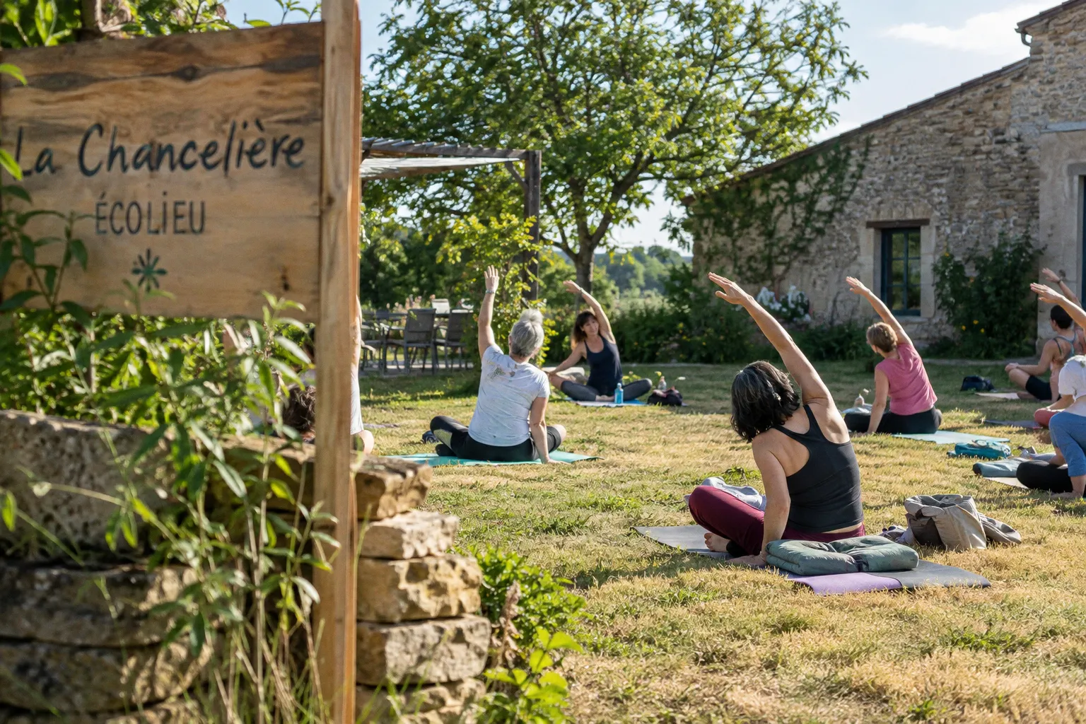 Yoga en plein air à l'écolieu La Chancelière : les points de vigilance